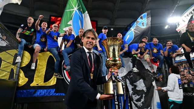 Selebrasi Pelatih Inter Milan Simone Inzaghi saat mengangkat trofi kemenangan Coppa Italia. Foto: Alberto Lingria/Reuters