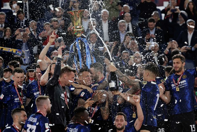 Selebrasi Pemain Inter Milan saat mengangkat trofi  kemenangan Coppa Italia. Foto: Ciro De Luca/Reuters