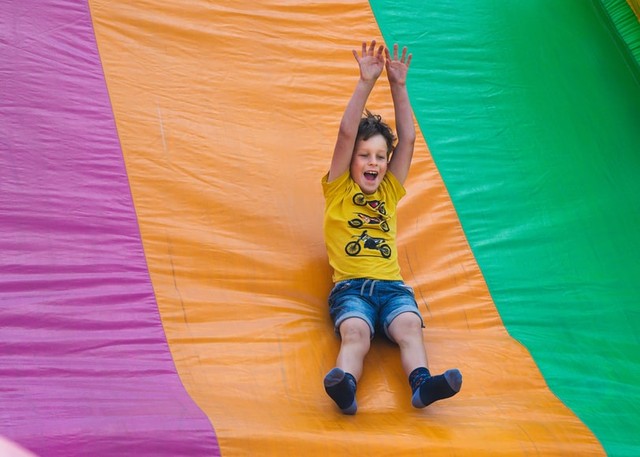 Jadwal Operasional Rainbow Slide Bandung, Foto: Unsplash/Benjamin Elliott