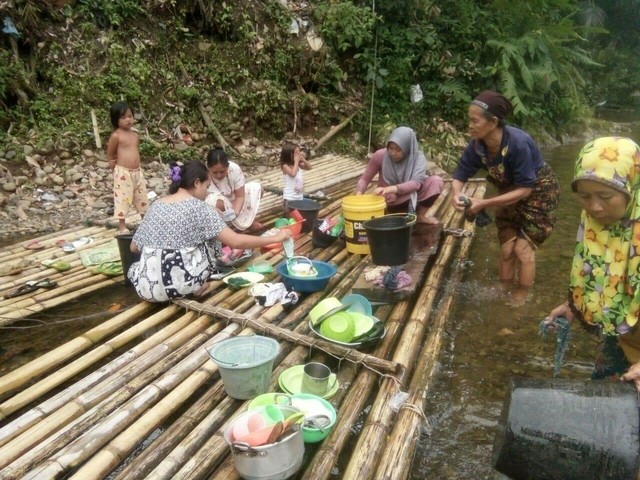 Warga Sungai Cinau di Sumatera Selatan Minim Fasilitas MCK yang Layak/Dok: BenihBaik