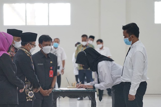 Penandatangan Keputusan Pengangkatan PPPK Guru oleh Wali Kota Malang, Sutiaji serta salah satu perwakilan peserta secara simbolis. Foto: dok