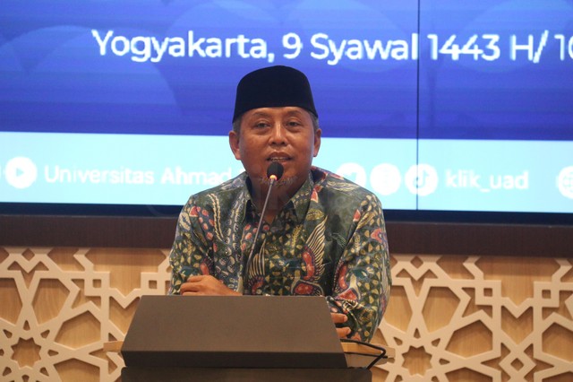 Ketua Pimpinan Pusat Muhammadiyah, dr. H. Agus Taufiqurrahman, M.Kes., Sp.S., pemateri Pengajian Syawalan Keluarga Besar Universitas Ahmad Dahlan (UAD) (Foto: Humas UAD)