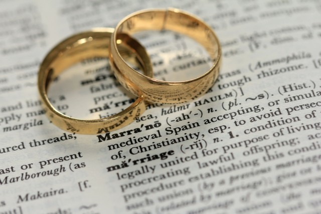 pantun pengantin baru. sumber foto: unsplash/dua cincin emas