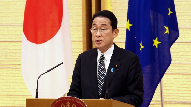 Perdana Menteri Jepang Fumio Kishida berbicara saat pertemuan dengan delegasi Uni Eropa di Tokyo, Jepang pada Kamis (12/5/2022). Foto: Yoshikazu Tsuno/Pool via Reuters