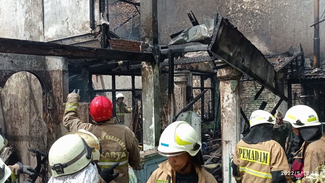 Kebakaran rumah warga di Komplek Bulog, Jalan Sambiloto Dalam Nomor 23 RT003/06, Kelurahan Kayu Putih, Kecamatan Pulo Gadung, Jakarta Timur, Kamis (12/5/2022). Foto: Damkar Jakarta Timur