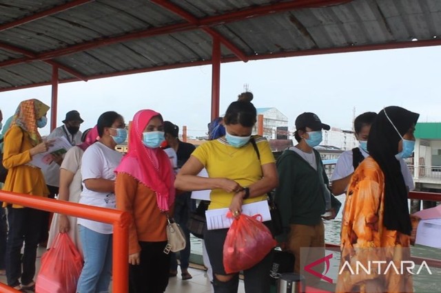 Ratusan PMI dipulangkan via Tanjungpinang (Foto: Antara)