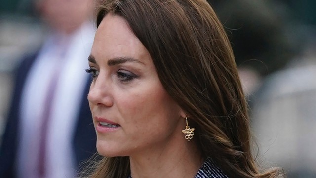 Kate Middleton mengenakan anting emas sarang lebah saat berkunjung ke Manchester. Foto: Jon Super/AFP