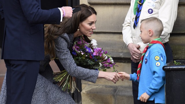 Kate Middleton saat berkunjung ke Manchester. Foto: Oli Scarff/AFP