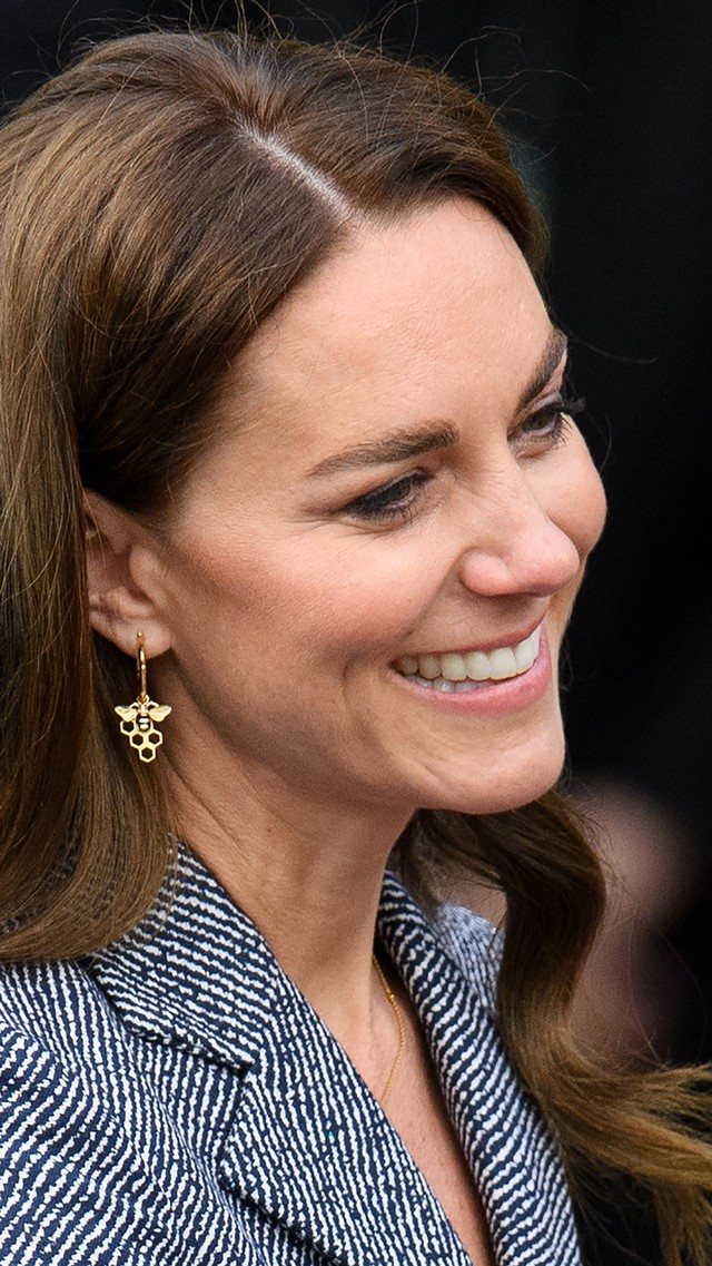 Kate Middleton mengenakan anting emas sarang lebah saat berkunjung ke Manchester. Foto: Oli Scarff/AFP