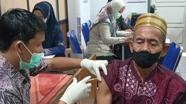Penyuntikkan vaksin meningitis untuk calon jamaah haji di Kota Jambi. (Foto: M Sobar Alfahri/Jambikita)
