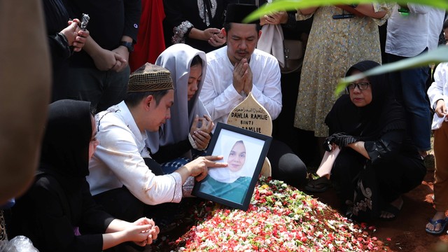 Kiki Farrel beserta keluarga usai memakamkan jenazah ibundanya di Pemakaman Pisangan Ciputat, Tangerang Selatan, Kamis (12/5/2022). Foto: Agus Apriyanto