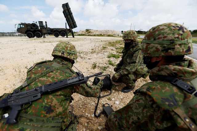 Pasukan Darat Bela Diri Jepang (JGSDF) saat melakukan latihan militer di Pulau Miyako, Okinawa, Jepang, Kamis (21/4/2022). Foto: Issei Kato/REUTERS
