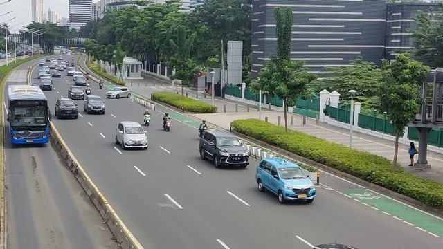 Rombongan mobil berotator melintas di Jalan Jenderal Sudirman Jakarta, Kamis (12/5/2022). Foto: Jonathan Devin/kumparan
