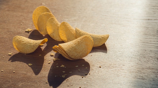 Ilustrasi keripik kentang. Foto: skrotov/Shutterstock