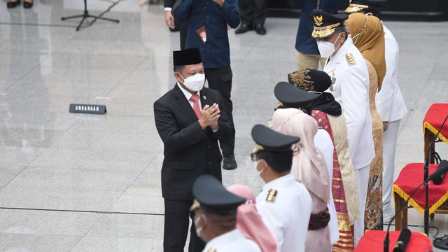 Menteri Dalam Negeri Tito Karnavian (kiri) mengucapkan selamat kepada lima penjabat gubernur yang didampingi istrinya usai dilantik di Kemendagri, Jakarta, Kamis (12/5/2022). Foto: Hafidz Mubarak A/ANTARA FOTO