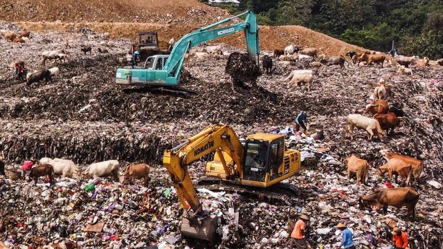 Pekerja memindahkan tumpukan sampah dengan alat berat di Tempat Pembuangan Sampah Terpadu (TPST) Piyungan, Bantul, DI Yogyakarta, Kamis (12/5/2022). Foto: Hendra Nurdiyansyah/ANTARA FOTO