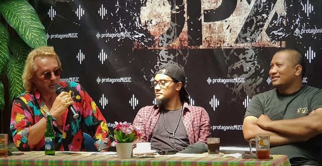 OPX (tengah) bersama Executive Producer Jukka Svenk dari Finlandia (kiri) dan Jitro Stephen (Produser) saat jumpa pers di Warung Kubu Kopi, Denpasar, Kamis (12/5) - RFH