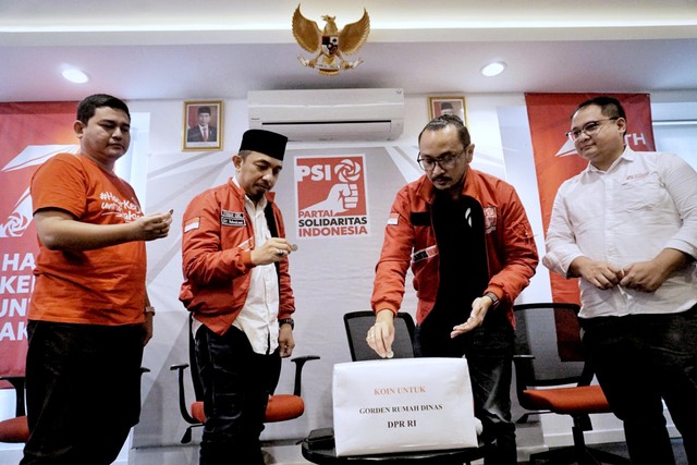 Partai Solidaritas Indonesia (PSI) menggelar gerakan 'Koin untuk Gorden Rumah Dinas DPR' di Basecamp DPP PSI Jl Wahid Hasyim No 194, Tanah Abang, Jakarta Pusat, Kamis (12/5/2022). Foto: Jamal Ramadhan/kumparan