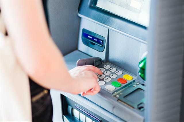 Ilustrasi mengambil uang di ATM BCA tanpa kartu ATM. Foto: Unsplash.com