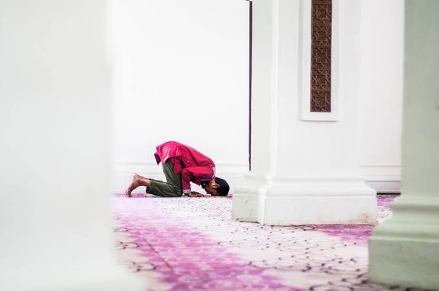 Ilustrasi melaksanakan salat jamak takhir di masjid karena sedang dalam perjalanan Foto: Unsplash.com