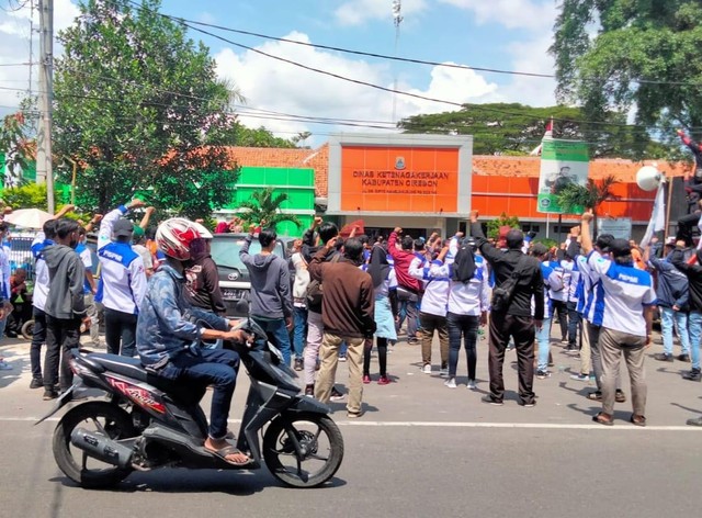Kantor Disnaker Kota Cirebon JAwa barat di Jalan Cipto Mangunkusumo saat terjadi demonstrasi buruh.(Juan)