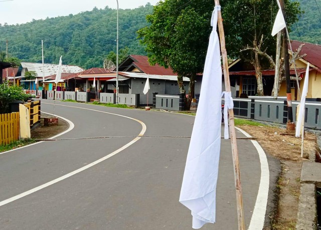 Sejumlah warga RT 05 Kelurahan Rum Balibunga, memasang bendera putih sebagai tanda menyerah atas sebaran debu bara PLTU Tidore. Foto: Nurkholis Lamaau/cermat