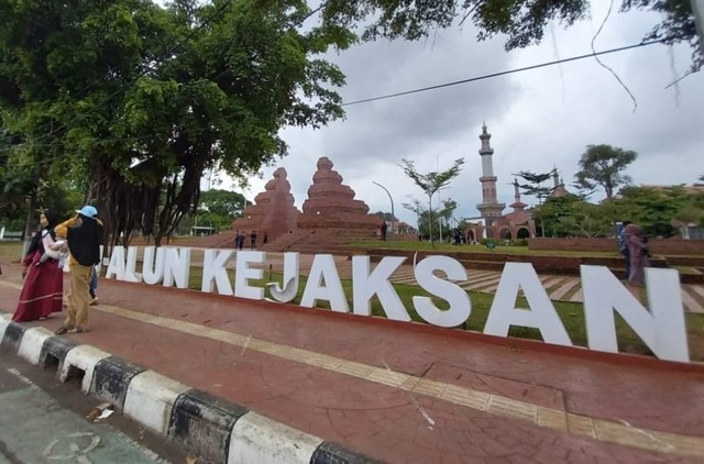 Pengunjung berswafoto di depan Alun-alun Kejaksan Kota Cirebon JAwa Barat.(Juan)