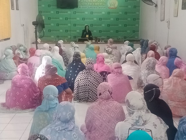 WBP Lapas Perempuan Palembang yang Beragama Islam sedang Mengikuti Pembinaan Kerohanian Berupa Ceramah Agama, Palembang, Kamis (12/05). Foto: Humas LPP