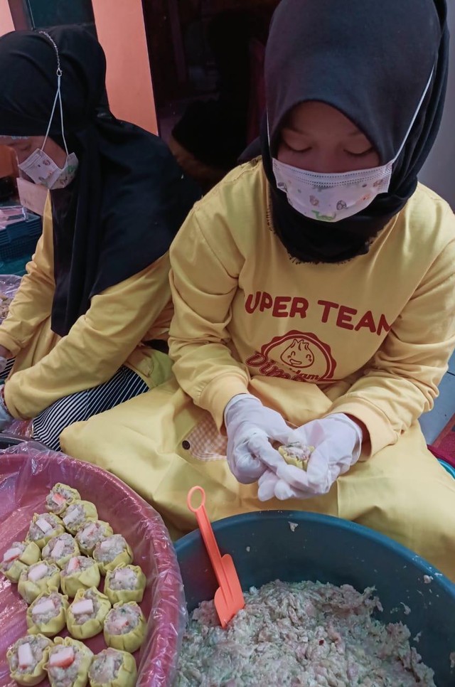 Karyawan Ngidam Dimsum sedang mencetak adonan ke dalam kulit dimsum. Sumber foto: Istimewa