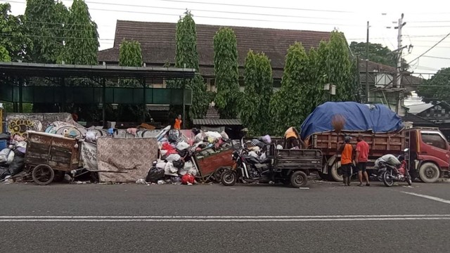 Kondisi tempat pembuangan sampah di Jalan Brigjen Katamso  yang meluap saat TPST Piyungan ditutup. Foto: Ted/Tugu Jogja