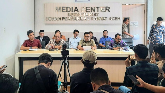 Konferensi pers di DPR Aceh terkait usulan kriteria PJ Gubernur Aceh, Kamis (12/5). Foto: Habil Razali/acehkini
