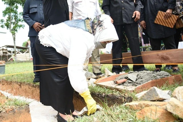 Peletakan batu pertama pembangunan kantor kas BPR Marunting Sejahtera d Pangkalan Banteng. Foto: IST