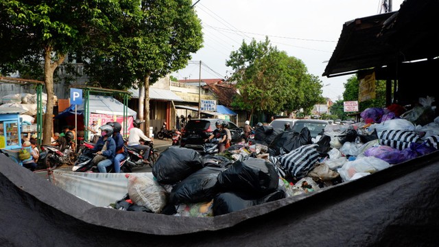 Potret sampah menumpuk di sejumlah titik dan depo sampah di Kota Yogyakarta pada Rabu (11/5) lalu.
 Foto: Arfiansyah Panji Purnandaru/kumparan