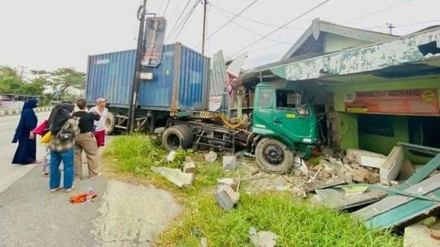 Trek kontainer nyruduk umah loro nang Désa Sidaharja, Kecamatan Kramat, Kabupatén Tegal.