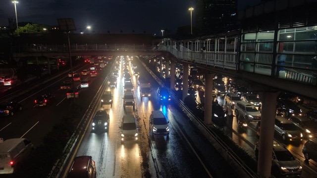 Cek TKP: Dalam 2 Jam, 81 Mobil Berotator Membelah Kepadatan di Gatot Subroto (18701)