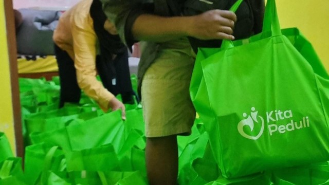 Yayasan Kita Peduli rutin membagikan sembako kepada masyarakat kurang mampu setiap minggu. FOTO: Dok Istimewa