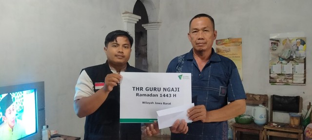 Foto: Penyaluran THR Untuk Guru Ngaji, Sumber: Dokumentasi Program Dompet Dhuafa Jawa Barat.