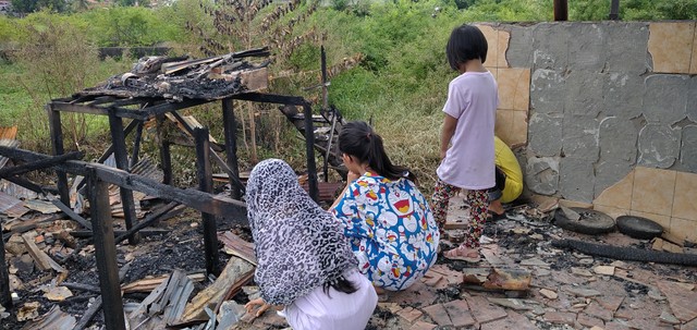 Alumni dan siswa SD 164 Kota Jambi melihat sekolahnya terbakar. (Foto: M Sobar Alfahri/Jambikita)