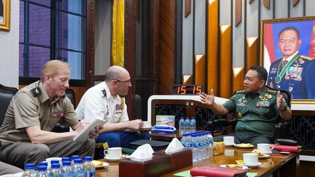 Jenderal TNI Dudung Abdurachman menerima kunjungan Atase Darat Amerika Serikat untuk Indonesia Kolonel Theodore Liebreich. Foto: TNI AD