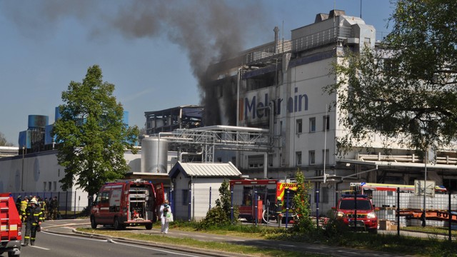 Kepulan asap hitam dari pabrik pemasok resin Melamin, yang terbakar di Kocevje, Slovenia, Kamis (12/5/2022). Foto: Ales Kocjan / STA FOTO / AFP