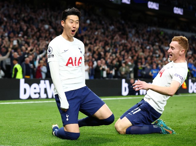 Pemain Tottenham Hotspur Son Heung-min merayakan gol ketiga mereka dengan Dejan Kulusevski di Stadion Tottenham Hotspur, London, Inggris. Foto: David Klein/Reuters