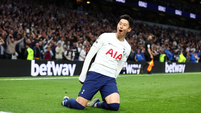 Selebrasi pemain Tottenham Hotspur Son Heung-min saat melawan Arsenal di Stadion Tottenham Hotspur, London, Inggris. Foto: David Klein/Reuters