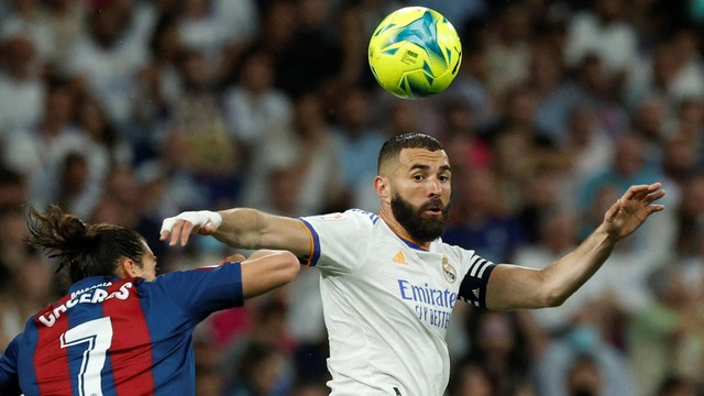 Pemain Real Madrid  Karim Benzema duel dengan Martin Caceres dari Levante di Santiago Bernabeu, Madrid, Spanyol. Foto: Susana Vera/Reuters