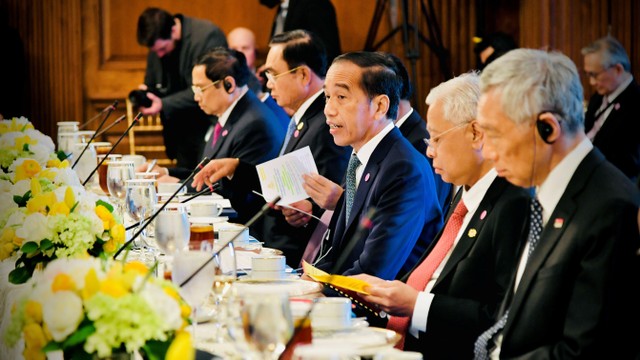 Jokowi Singgung Perang Ukraina saat Pertemuan Pemimpin ASEAN dengan Ketua DPR AS (3248)