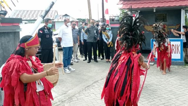 Tarian Cakalele menyambut kedatangan Wamenkumham Edward O.S. Hiariej di Lembaga Pemasyarakatan (Lapas) kelas III Amurang, Kabupaten Minahasa Selatan (Minsel).