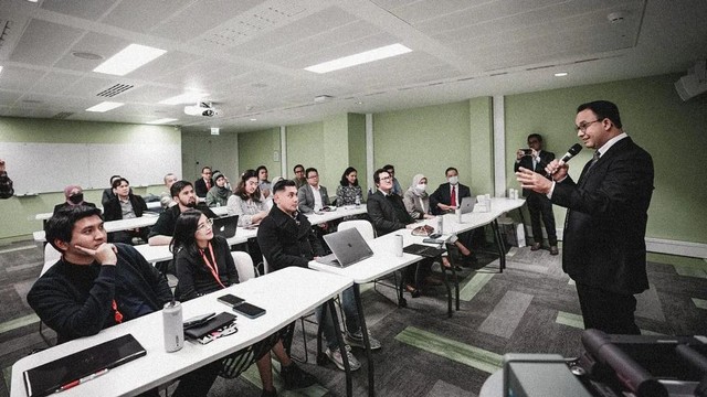 Anies Baswedan bertukar gagasan bersama para peneliti dan mahasiswa doktoral pada acara diskusi "Jakarta Post-Pandemic: Smart Technology and Urban Life" di King's College, London, Inggris, Rabu (11/5/2022). Foto: Instagram/@aniesbaswedan