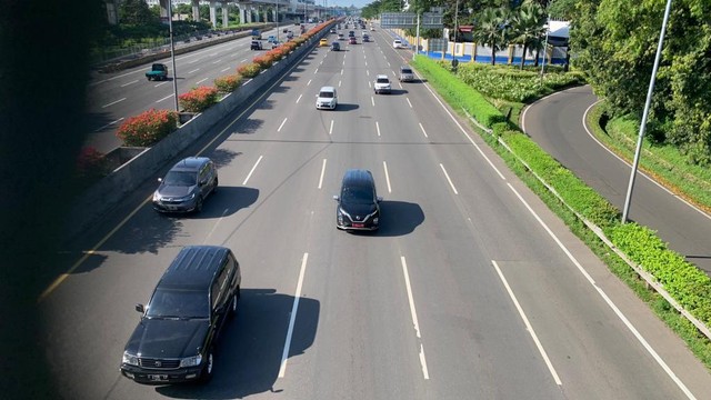 Kendaraan berotator melintas di Tol Jagorawi KM 5 arah Tol Cililitan, Jakarta, Jumat (13/5/2022). Foto: Nugroho GN/kumparan