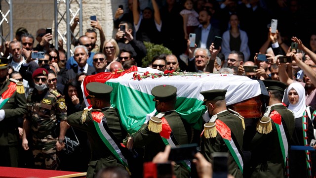 Prosesi pelepasan jenazah menuju pemakaman jurnalis Al Jazeera Shireen Abu Akleh, yang terbunuh dalam serangan Israel, di Ramallah di Tepi Barat, Palestina, Kamis (12/5/2022). Foto: Mohamad Torokman/REUTERS