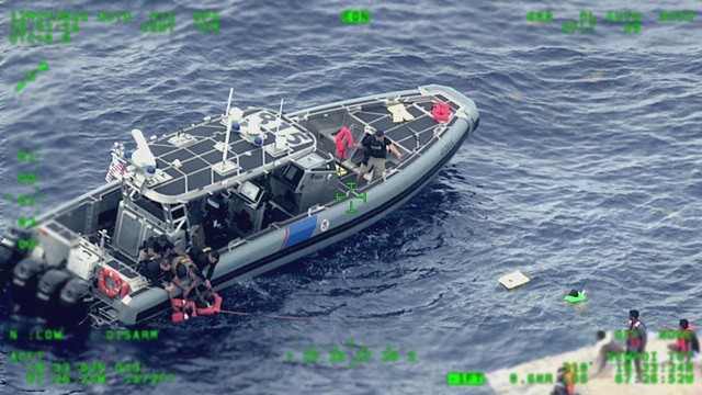 Kapal penyelamat Tim SAR Amerika Serikat tiba di lokasi sebuah kapal migran terbalik di utara Pulau Desecheo, Puerto Rico Kamis (12/5/2022). Foto: United States Coast Guard/Handout via REUTERS