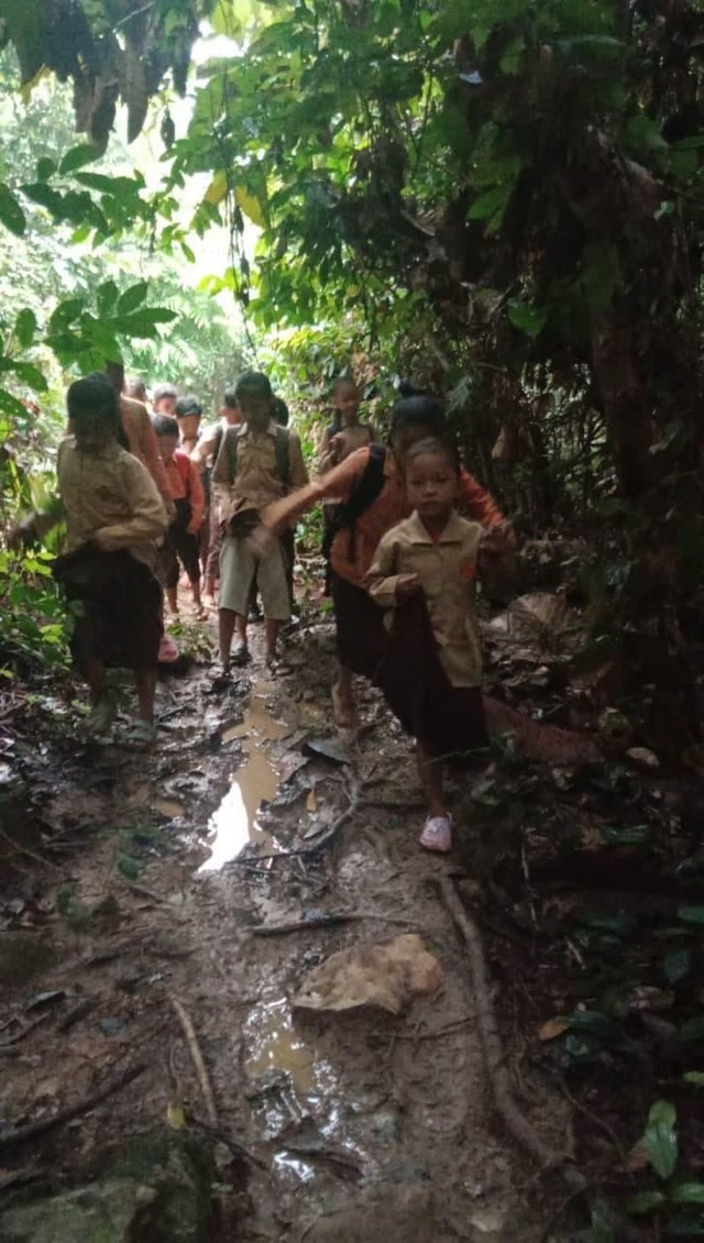 Kondisi Saat Anak-Anak SDN Sungai Jambu Pergi Sekolah